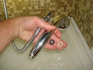 Как поменять душевой шланг в ванной